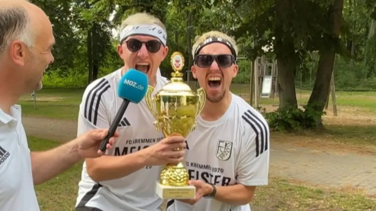 Patrick Breyer (links) und Jerome König vom Meister FC Kremmen erklären am Mikrofon, warum ihr Haupt anders aussieht als gewöhnlich.