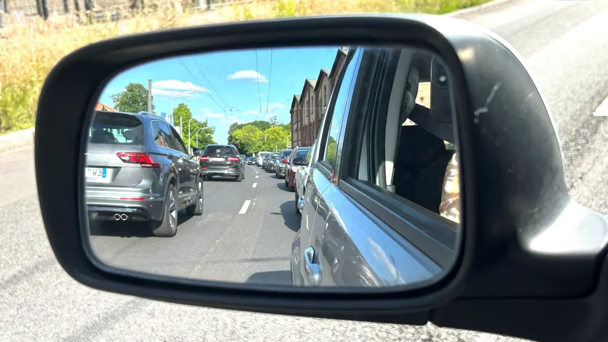 Staugefahr in Eberswalde: Die Wanderbaustelle auf der innerörtlichen Bundesstraße 167 ist mit einer halbseitigen Sperrung verbunden. Der Verkehr wird durch eine Ampel geregelt. Wartezeiten gehören dabei zum Alltag.
