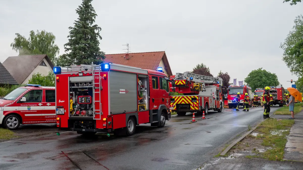 Großeinsatz in Hönow: Ein Feuer brach in einem Einfamilienhaus aus. Die Feuerwehr verhinderte Schlimmeres – doch eine Einsatzkraft wurde bei den Löscharbeiten verletzt.