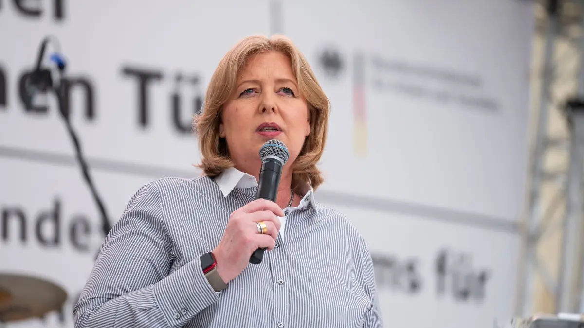 Tag der offenen Tür der Bundesregierung: 21.06.2026, Berlin: Bärbel Bas (SPD), Bundesministerin für Arbeit und Soziales, spricht am Tag der offenen Tür der Bundesregierung auf einer Bühne vor dem Bundesministerium für Arbeit und Soziales. Foto: Christophe Gateau/dpa +++ dpa-Bildfunk +++
