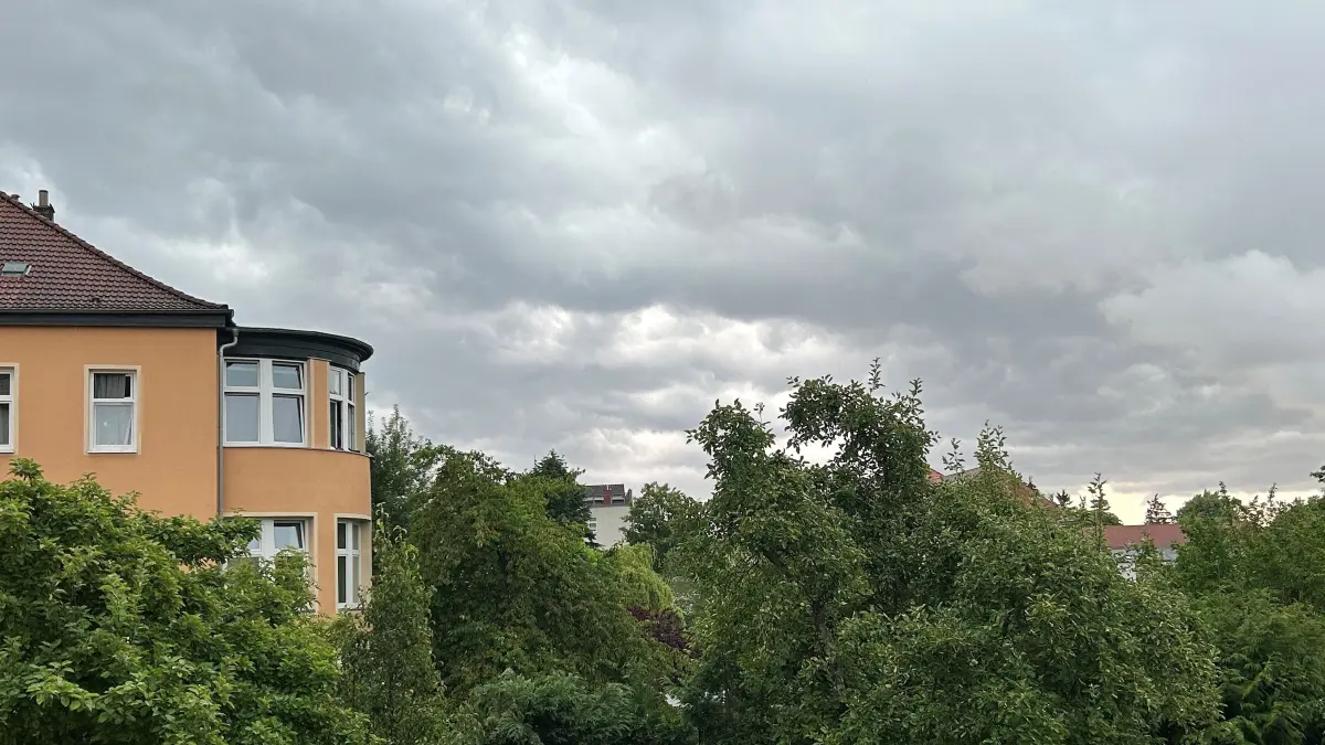 Dichte Wolken über Eberswalde: Diese Aufnahme ist um kurz nach 13 Uhr von einem Balkon aus entstanden. Der Blick des Betrachters fällt auf einen Hof am Karl-Marx-Platz.