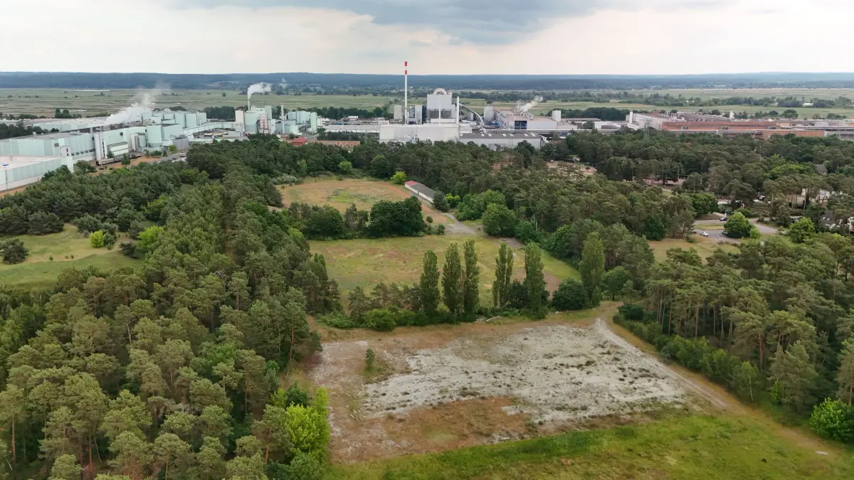 Reallabor, Waldsportanlage: Schwedt, 18.6.2026: Blick auf die längst ungenutze Waldsportanlage im Schatten der Leipa-Papierfabrik. Die Stadt plant hier ein Reallabor.