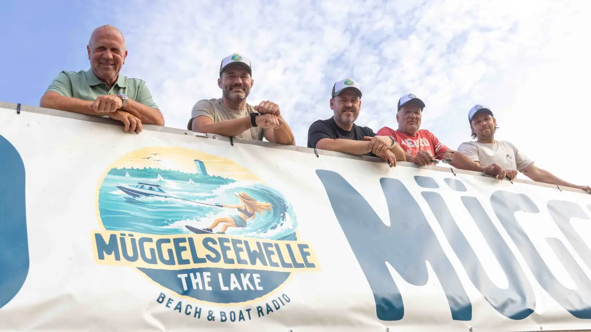 Saunafreunde, Nachbarn und neuerdings Radiomacher: Stefan Schade, Robert Dumke, Marcel Baar, Martin Jankowski und Gregor Fietze (v.l.n.r.) haben zusammen den Radiosender Müggelseewelle gestartet. Was sie dazu bewogen hat. (Honorar)