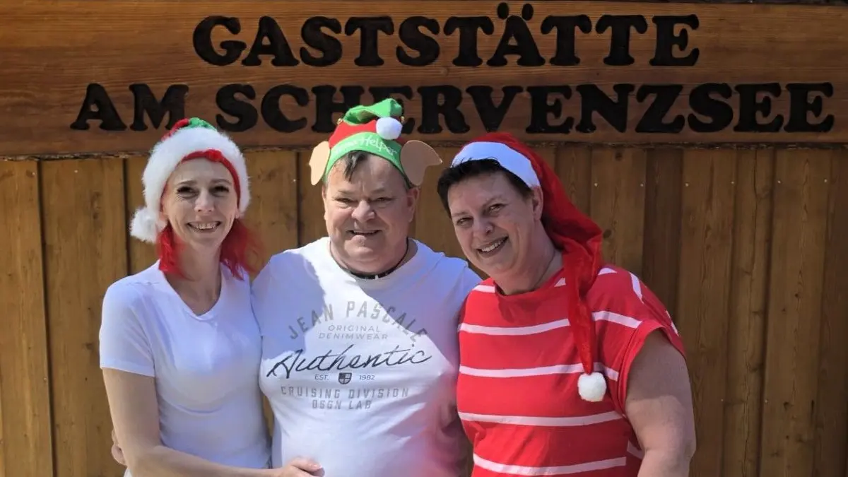 Schernsdorf. Gaststätte auf dem Campingplatz am Schervenzsee. Gaststättenleiterin Mandy Nell (l) und ihre Kollegen freuen sich auf die erste Halbzeit-Weihnachtsparty am 26.06.2026. Foto vom 22.06.2026 Foto: Maik Nell - Bild honorarfrei.