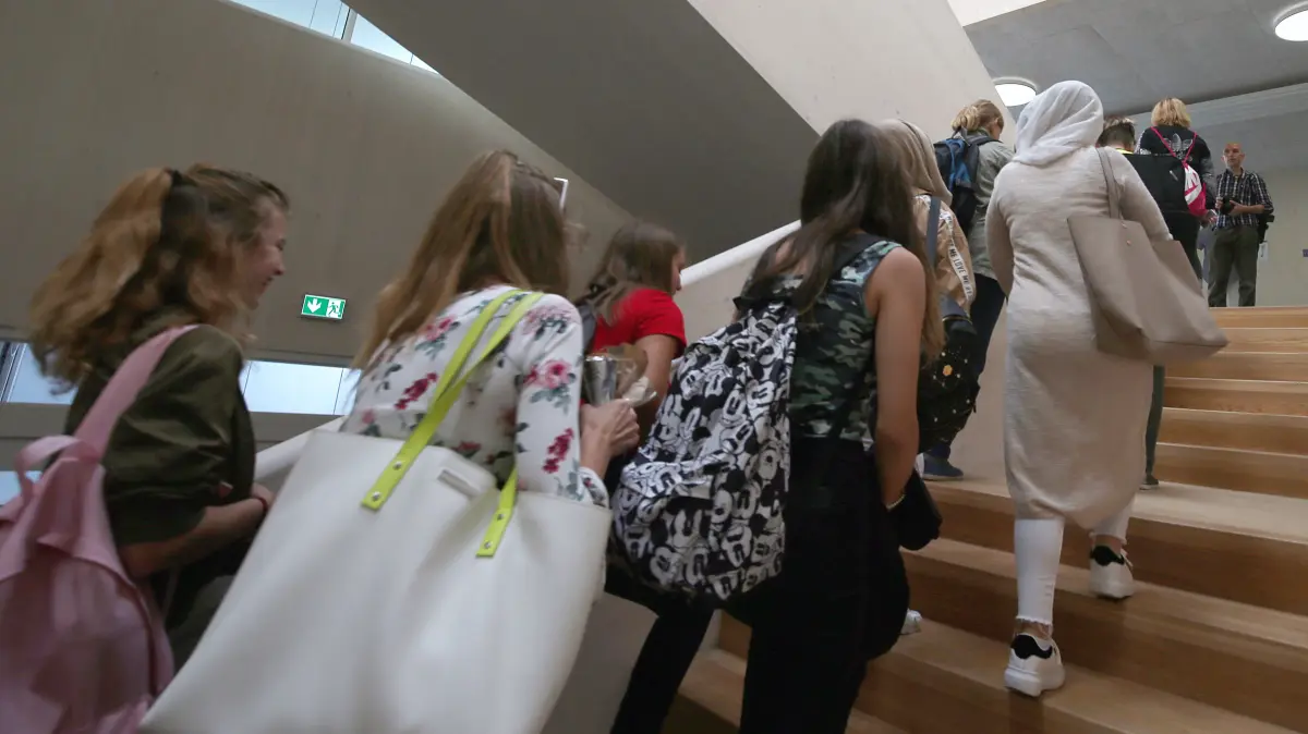 Schüler gehen während der Eröffnung der Integrierten Sekundarschule Mahlsdorf durch das Treppenhaus. Bei dem Bau handelt es sich dabei um eine sogenannte Schnellbauschule, die zum Teil aus vorgefertigten Holzelementen gebaut wurde. Zwischen Grundsteinlegung und Eröffnung lag lediglich knapp ein Jahr. +++ dpa-Bildfunk +++