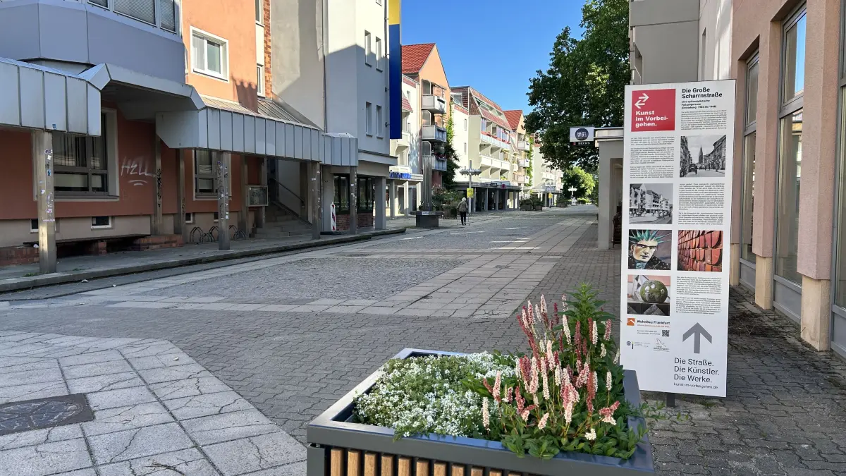 Die Große Scharrnstraße in Frankfurt (Oder) steckt voller DDR-Kunst. In einigen Kunstwerken steckt überraschend viel Kritik am Staat.