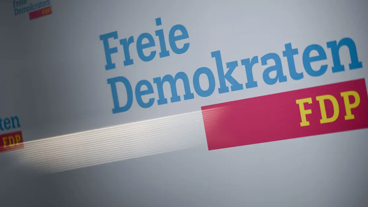 Der Schriftzug «Freie Demokraten FDP» ist in der FDP-Bundesgeschäftsstelle hinter einer Lichtreflektion zu sehen. In Bonn soll ein FDP-Politiker angegriffen worden sein. (zu dpa: «FDP berichtet von Übergriff auf Kandidat – Polizei ermittelt») +++ dpa-Bildfunk +++