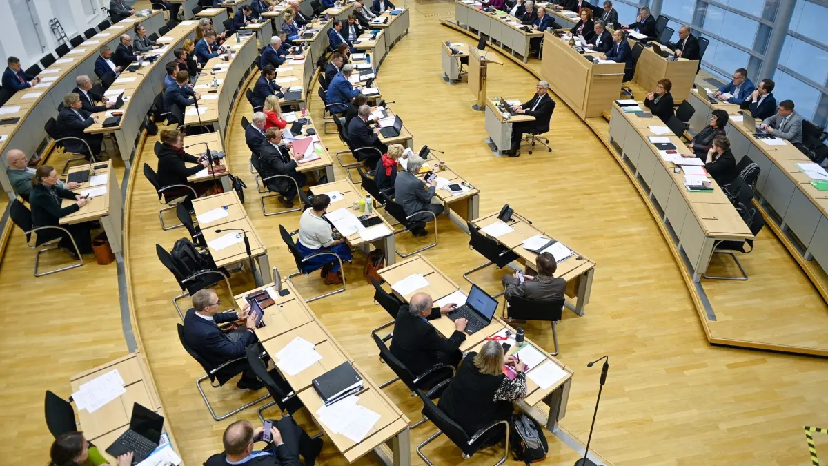 Sitzung des Landtags von Sachsen-Anhalt: ARCHIV - 20.11.2024, Sachsen-Anhalt, Magdeburg: Abgeordnete sitzen im Plenarsaal des Landtages von Sachsen-Anhalt. Dort begann am Morgen zur 77. Sitzung des Landtages. (zu dpa: «Sechs Aktuelle Debatten im Landtag vor der Sommerpause») Foto: Klaus-Dietmar Gabbert/dpa +++ dpa-Bildfunk +++