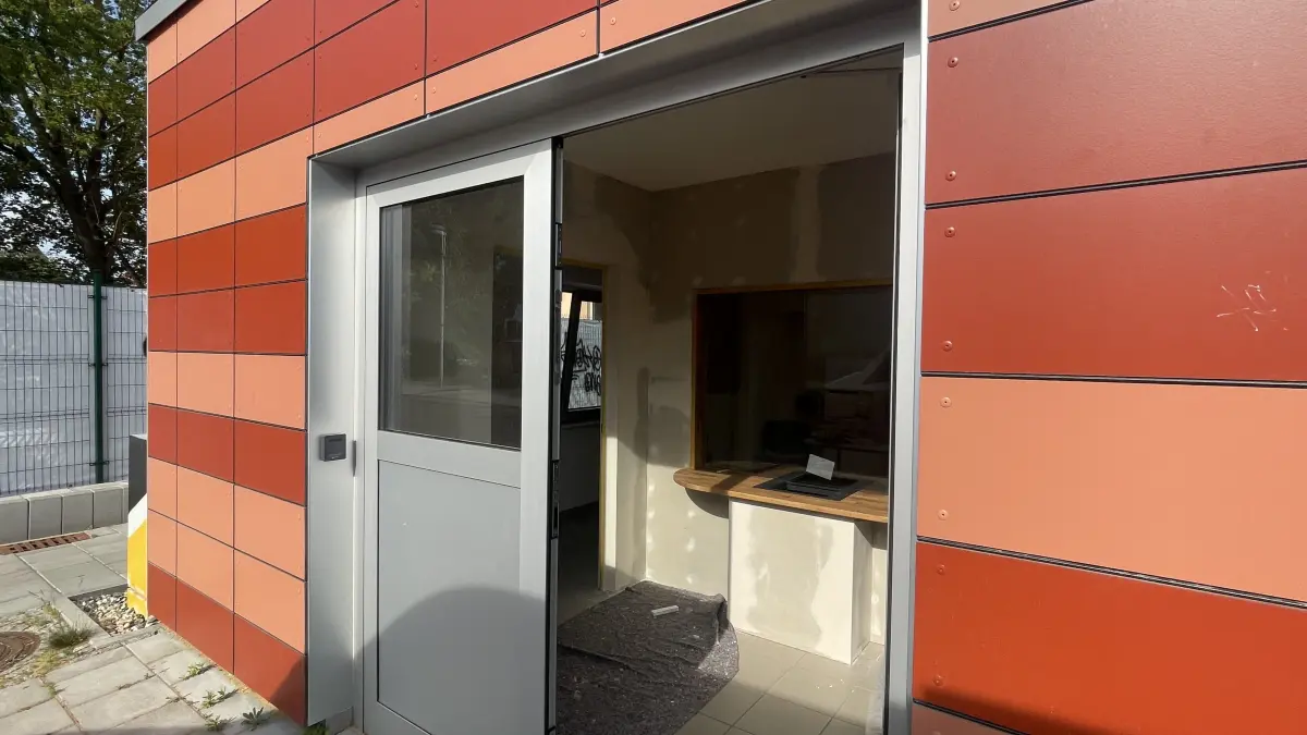 Neuer Service am Bahnhof in Eisenhüttenstadt: Das kleine Gebäude auf dem westlichen Pendlerparkplatz wurde im Inneren umgebaut. Das ist geplant.