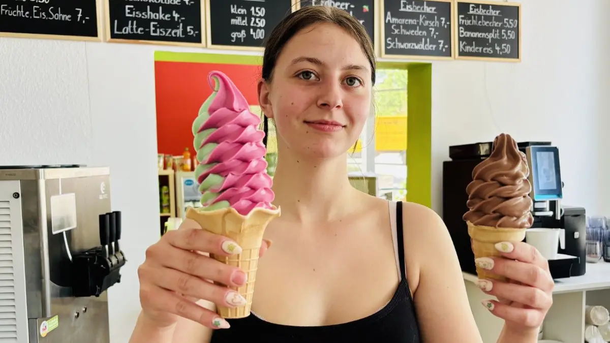 Das Eiscafé Eiszeit in Müncheberg lockt mit über 20 Sorten hausgemachtem Softeis. Mitarbeiterin Leoni mit Schoko und Kirsche-grüner Apfel.