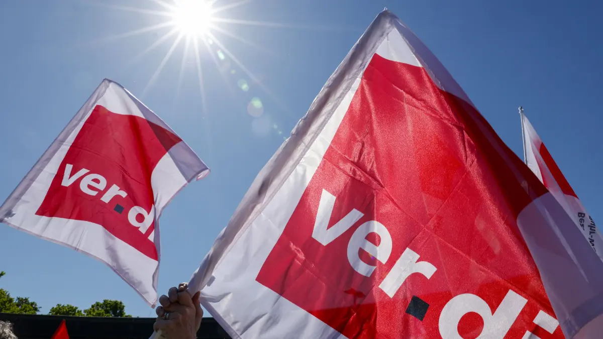 Flaggen der Verdi Gewerkschaft wehen bei der landeszentralen Kundgebung des Deutschen Gewerkschaftsbunds (DGB) im Wind. Anlass sind bundesweite Kundgebungen der Gewerkschaften zum internationalen Tag der Arbeit
