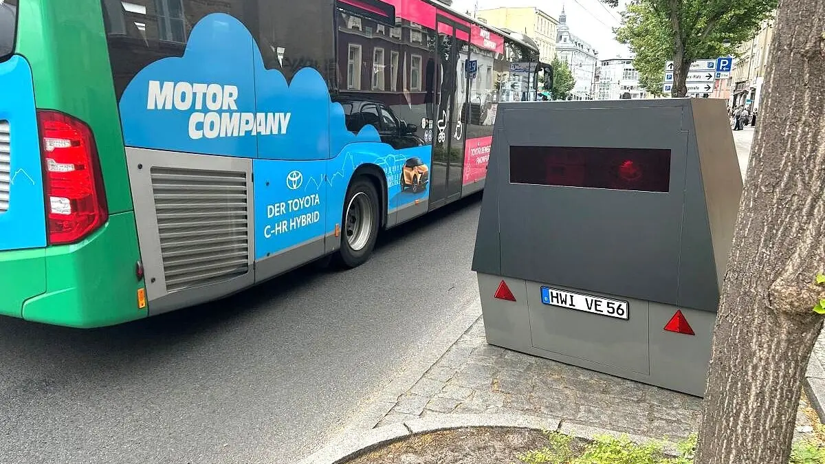 Fuß vom Gas in Eberswalde: Der sogenannte Enforcement-Trainer, ein auf einem Anhänger installierter Blitzer, wird auch in diesem Jahr wieder Fotos von Rasern liefern. Hier ist die Technik an der Eisenbahnstraße im Einsatz.