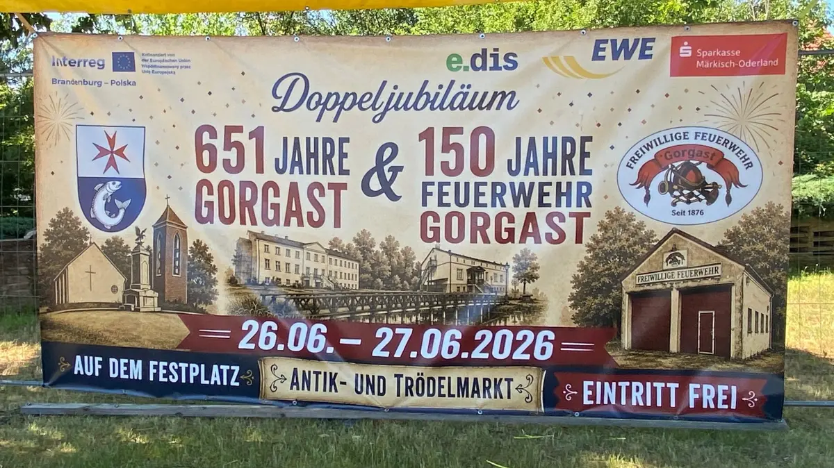 Banner an der B1 zum Doppeljubiläum in Gorgast