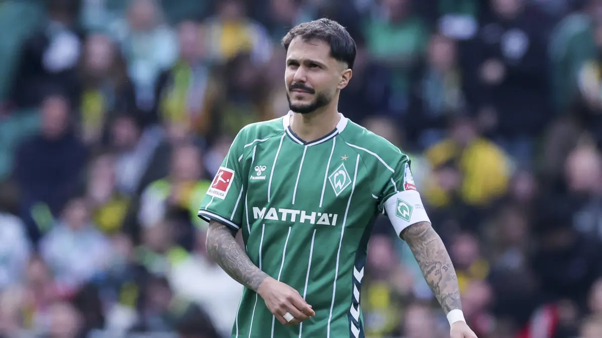 Leonardo Bittencourt wechselt die Farben: Nach der Zeit bei Werder Bremen kehrt Bittencourt zurück und spielt wieder für Energie Cottbus. Sein neues Trikot ist also rot und weiß.