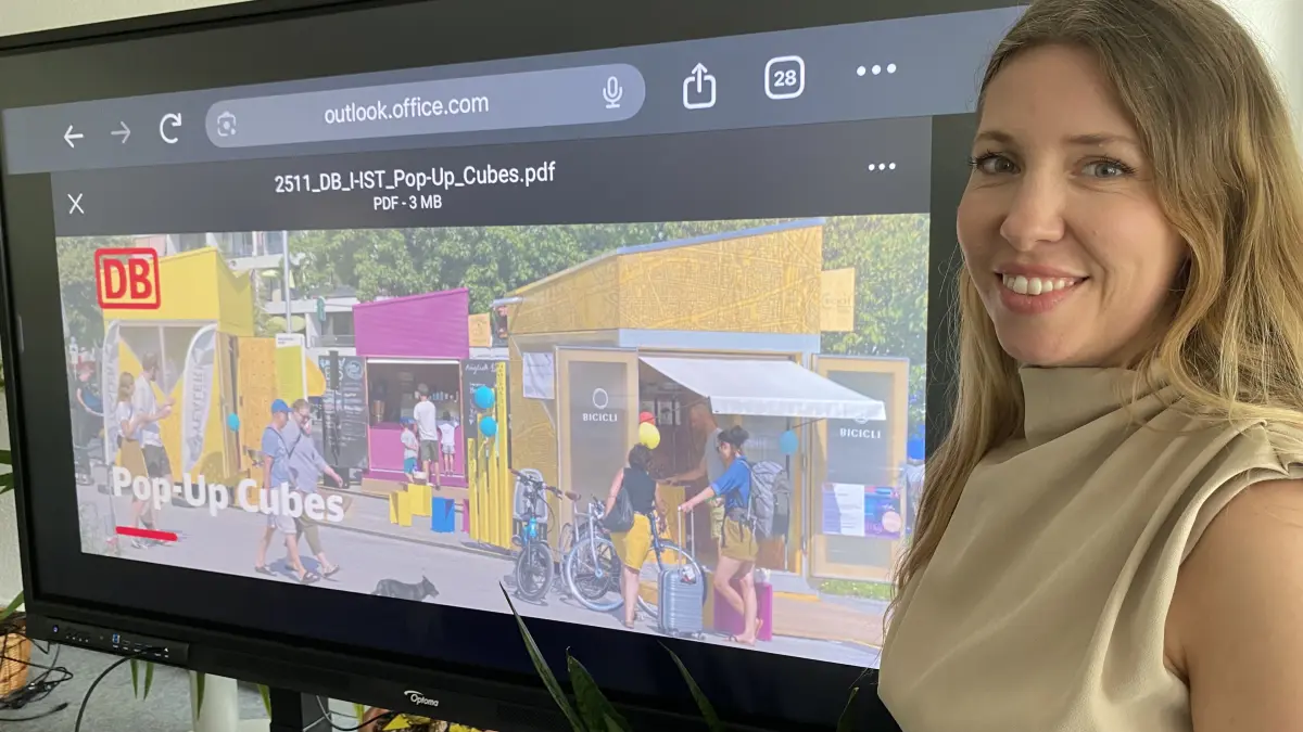 Ein Pop-up-Cube am Bahnhof Fürstenwalde - das stellt sich Marika Klawon von der Caritas vor. Hier präsentiert sie die Idee in einer Bahn-Darstellung auf einem Bildschirm.