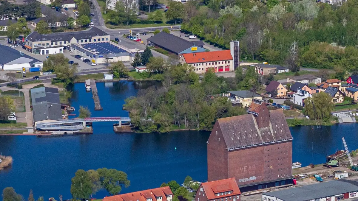 Hochwertiges Wohnen: Die Stadt sucht einen Investor, der auf dem Gelände der ehemaligen Feuerwache ein Wohnquartier errichtet. Das Trockendock soll mit einbezogen werden.