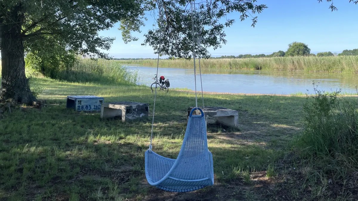 Das kleine Paradies am Polder bei Seelow: Der Naturstrand Sophienthal gehört neben Zechin und Lebus zu den wenigen Flussbadestellen an der Alten Oder.