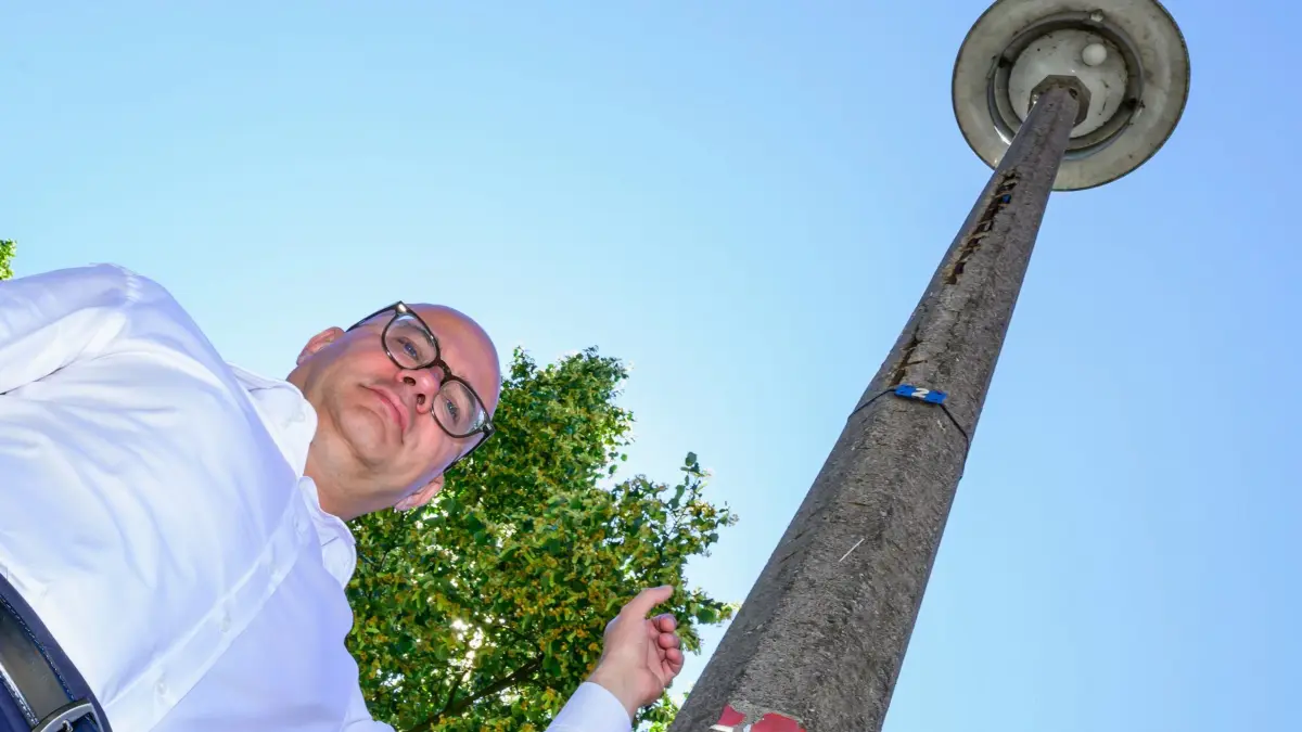 Bundesweiter Aktionstag „Kommunen am Limit“: PRODUKTION - 22.06.2026, Brandenburg, Frankfurt (Oder): Axel Strasser (parteilos), Oberbürgermeister der Stadt Frankfurt (Oder), steht am bundesweiten Aktionstag «Kommunen am Limit» vor einer maroden Straßenbeleuchtung aus den 1960er Jahren. Die kommunalen Spitzenverbände haben Städte, Landkreise und Gemeinden bundesweit zu einem Aktionstag unter dem Motto «Kommunen am Limit» aufgerufen. Damit wollen sie eigenen Angaben zufolge auf die «dramatische» Finanzlage aufmerksam machen sowie Bund und Länder dazu auffordern, gegenzusteuern, wie der Landkreistag mitteilte. Am 25.06.2026 treffen sich die Chefs und Chefinnen der Länder mit Kanzler Merz in Berlin. Foto: Patrick Pleul/dpa +++ dpa-Bildfunk +++