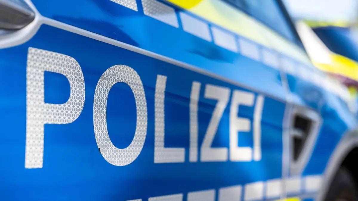 ILLUSTRATION - 28.09.2021, Nordrhein-Westfalen, Gütersloh: An der Tür von einem Streifenwagen steht der Schriftzug «Polizei». (zu dpa: «Schlägerei bei Public Viewing - acht Leichtverletzte») Foto: David Inderlied/dpa +++ dpa-Bildfunk +++