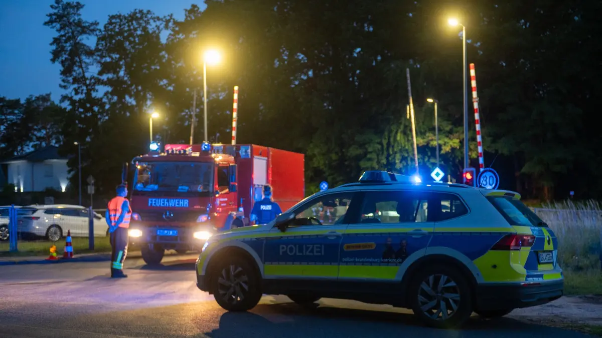 Polizei und Feuerwehr evakuierten mehrere Häuser in der Nähe der Wasserstofftankstelle. Die Straße war gesperrt.