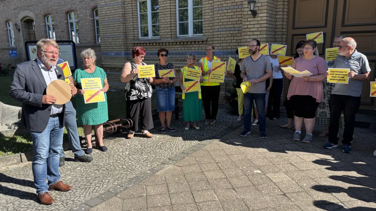 Es ist fünf vor zwölf: Karsten Ilm (CDU), Bürgermeister der Stadt Wriezen, beteiligt sich mit Mitarbeitern der Stadtverwaltung an der Aktion „Kommunen am Limit“. Was der Bürgermeister fordert.