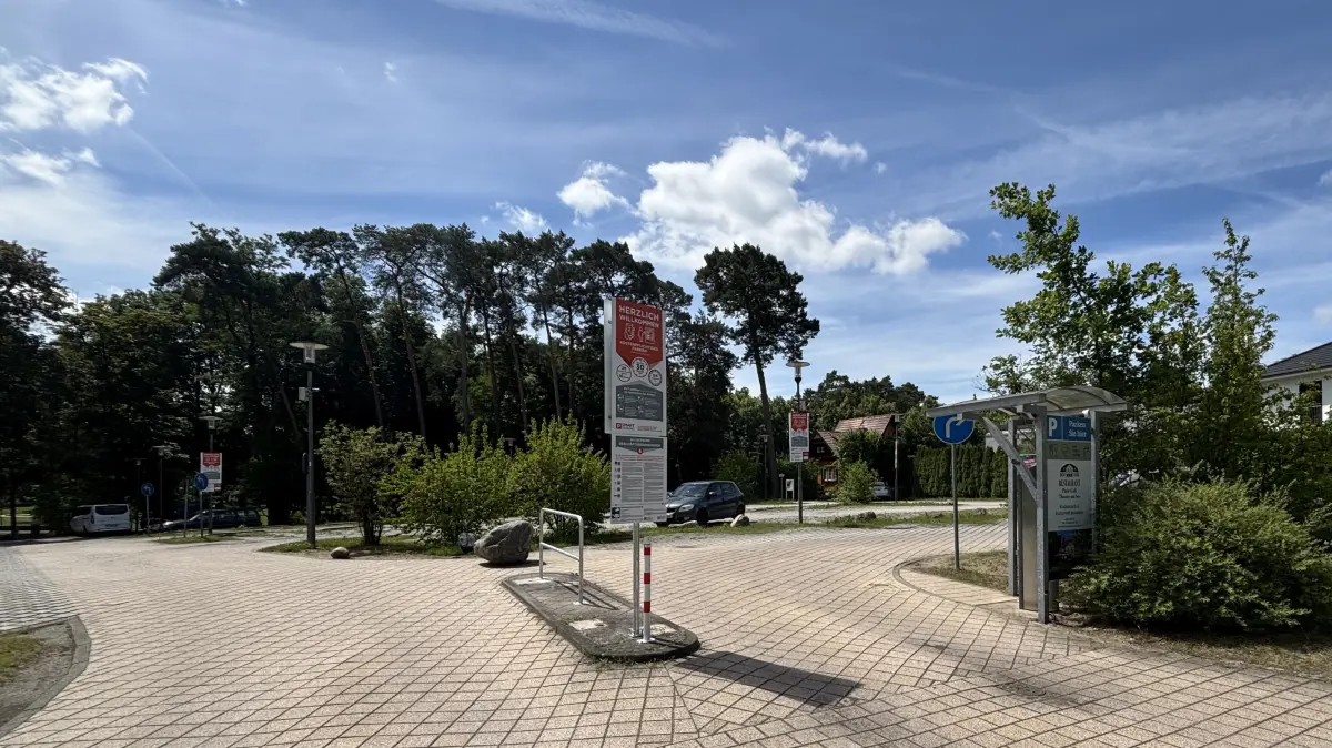 Parkplatz am Wasserturm in Bad Saarow: Auf der von der Kur GmbH, einer Tochter der Gemeinde, bewirtschafteten Fläche unweit vom einstigen Moorbad, angrenzend an die Flaniermeile Seestraße am Scharmützelsee, gelten neue Regeln fürs Parken. Es wird teurer. Und nicht nur dort. Worauf sich Autofahrer einstellen müssen.