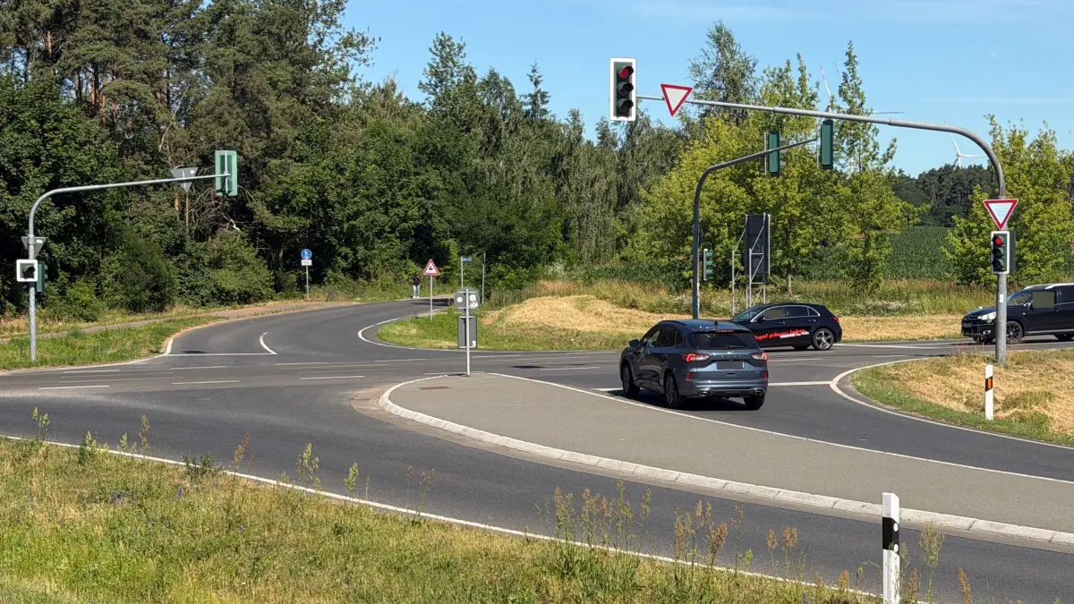 Ampelkreuzung der B1 bei Seelow mit dem Eichendamm und der Diedersdorfer Straße: Nach dem Wunsch des Ortsbeirates Diedersdorf soll diese Zufahrt zur Waldsiedlung für Fahrzeuge über 7,5 Tonnen gesperrt werden.