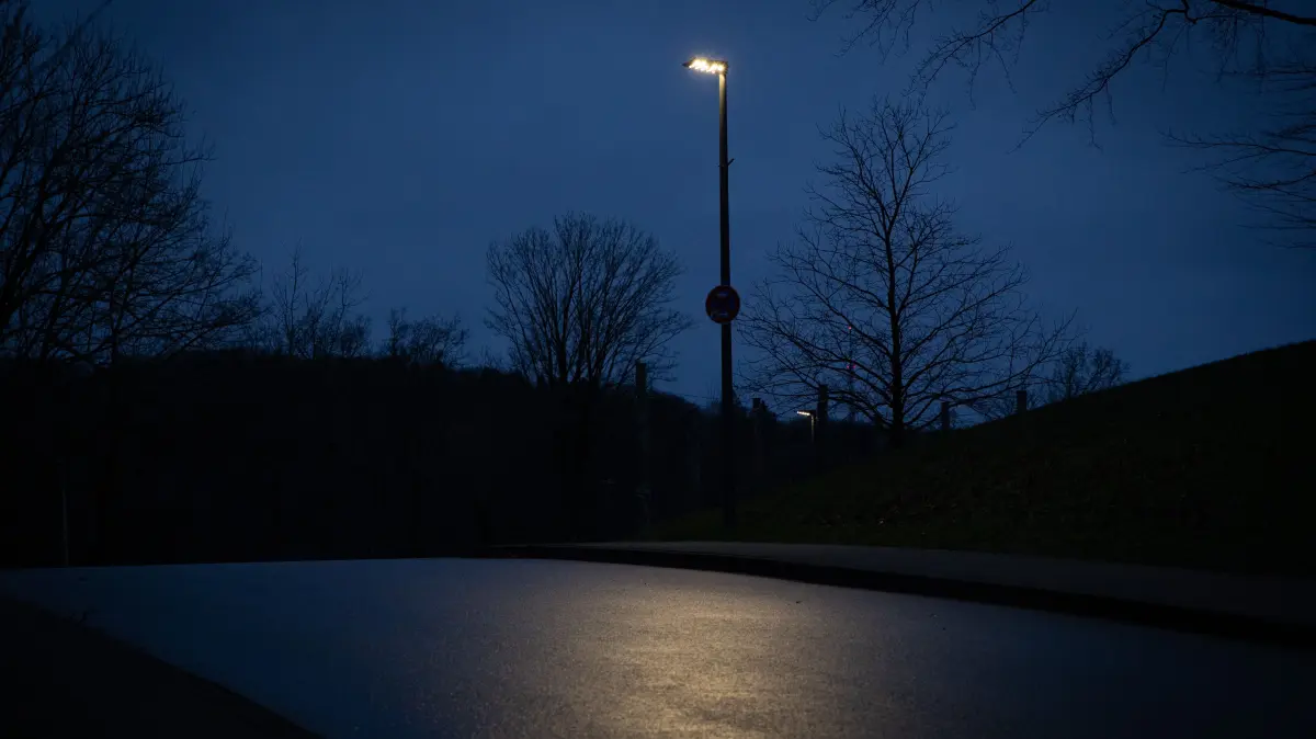 Eine Straßenlaterne ist in der Morgendämmerung zu sehen. +++ dpa-Bildfunk +++