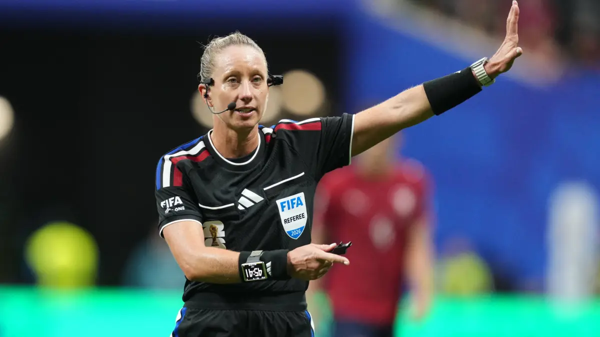 Tori Penso USA looks on during Chezia and South Africa , Group A FIFA World Cup, WM, Weltmeisterschaft, Fussball 2026, Atlanta Stadium, Atlanta, United States on June 18, 2026. Thor Wegner/DeFodi Images. Photo by DeFodi Images - *** Tori Penso of the U.S. watches as Chezia and South Africa face off in Group A of the 2026 FIFA World Cup at Atlanta Stadium in Atlanta, United States, on June 18, 2026. Photo by DeFodi Images Thor Wegner,detected_source_language
