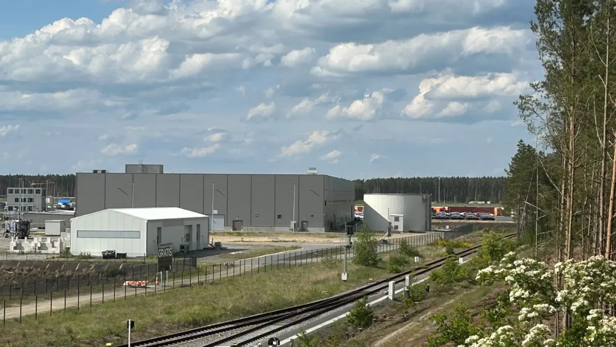Blick auf die Gigafactory Berlin-Brandenburg: Auf dem Gelände der Tesla-Fabrik in Grünheide ist bereits 2025 ein neues Gebäude entstanden. Was es damit auf sich hat.