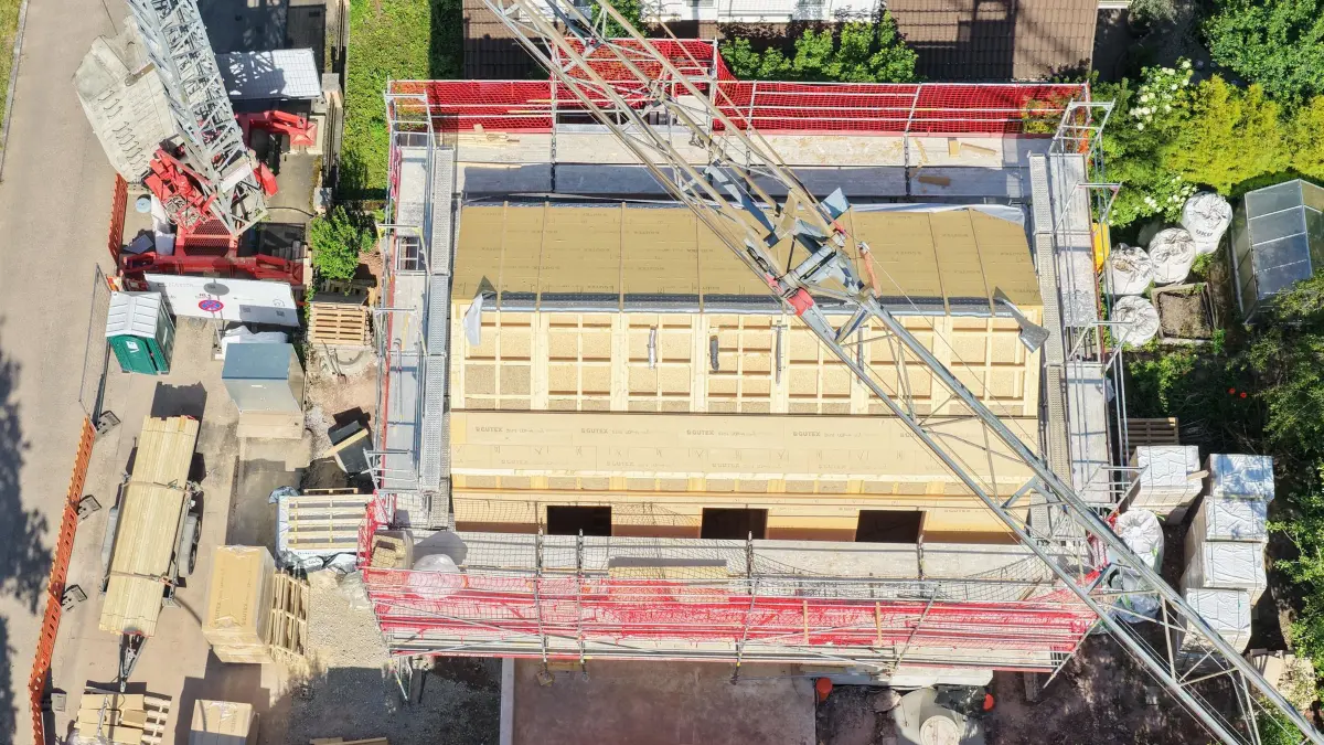 Hausbau: ARCHIV - 26.05.2026, Baden-Württemberg, Stuttgart: Auf einem Grundstück wird ein privates Wohnhaus errichtet. (zu dpa: «Wohnungsbau in der Krise - wann kommt die Trendwende?») Foto: Bernd Weißbrod/dpa +++ dpa-Bildfunk +++