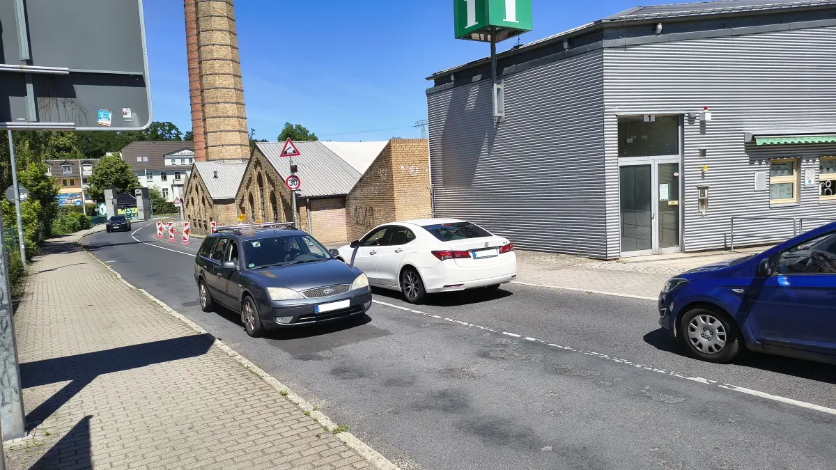 Enge Kiste: Die halbseitige Sperrung am Familiengarten in Eberswalde sorgt für erhöhte Aufmerksamkeit bei Autofahrern. Wie lange wird die Baustelle noch bestehen?