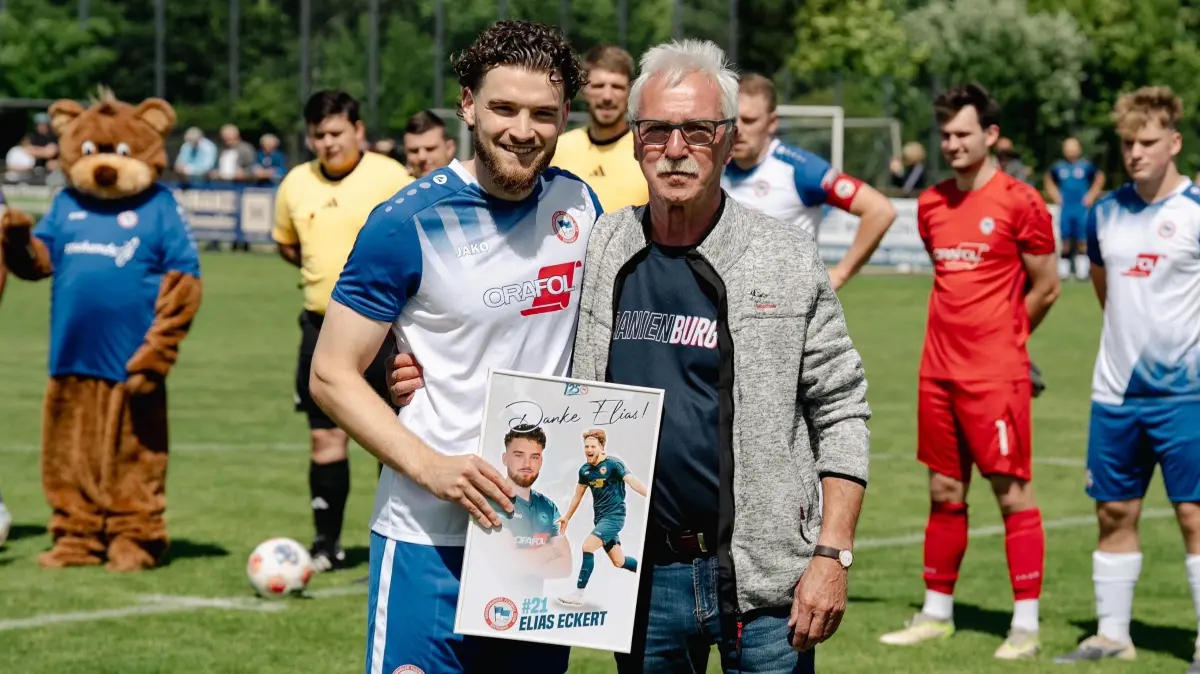 Abschied vom Oranienburger FC Eintracht: Vereinsvorsitzender Wolfgang Kettner hatte die schwere Aufgabe, Ausnahmespieler Elias Eckert (links) zu verabschieden.