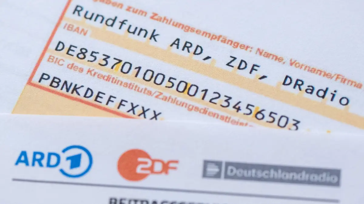 Rundfunkbeitrag: ARCHIV - 27.02.2024, Sachsen, Dresden: Ein Anschreiben zur Anmeldung für die Rundfunkgebühren liegt auf einem Überweisungsträger. (zu dpa: «Warum Karlsruhe heute über den Rundfunkbeitrag verhandelt») Foto: Sebastian Kahnert/dpa +++ dpa-Bildfunk +++