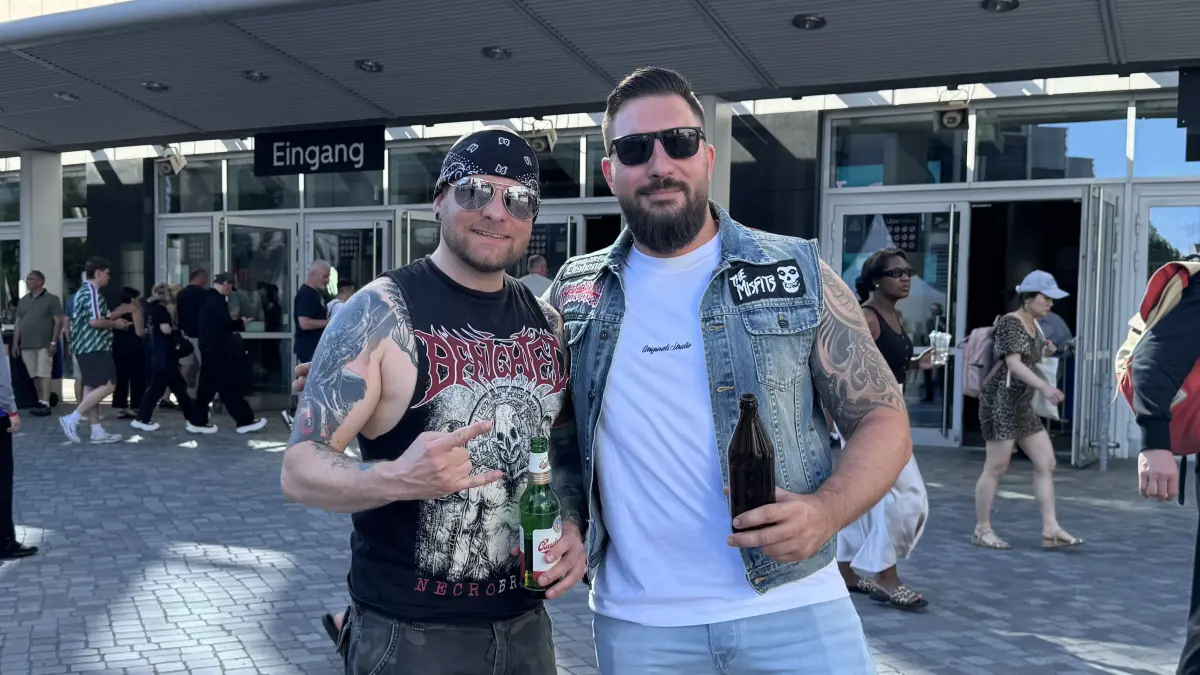 "Bei Guns N’ Roses fehlte der Haken noch": Kevin (l.) und Richard vor dem Konzert der Rocklegenden in der Uber Arena