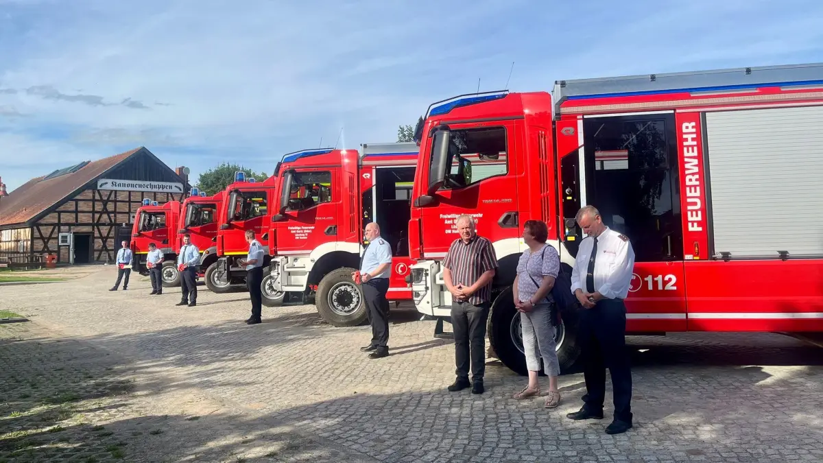Fünf neue Einsatzfahrzeuge für die Gartzer Feuerwehr wurden offiziell übergeben. Somit erhalten die Ortsehren ein wichtiges Upgrade.