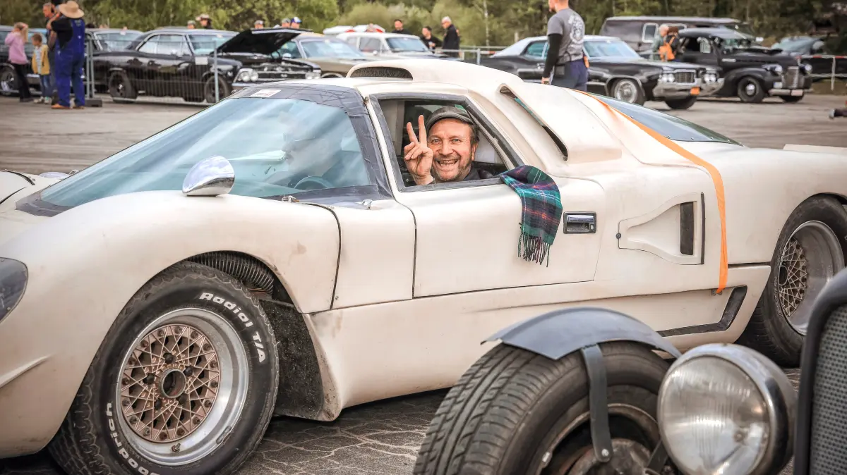 Spektakulärer Nachbau: Hartmuth Kleiss (Bildmitte) wird seinen McLaren M6 GT auf der Basis eines VW‑Fahrwerks zum Roadrunner's Festival nach Finowfurt bringen.
