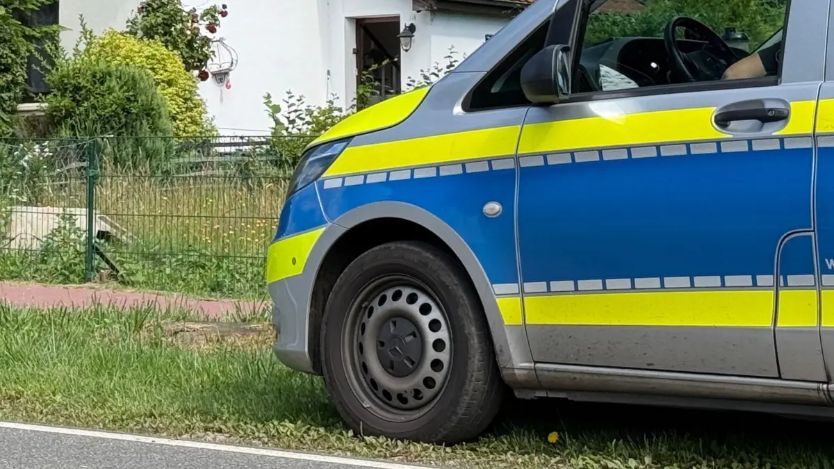 Durchsuchungen bei mutmaßlichen IS-Mitgliedern: 23.06.2026, Schleswig-Holstein, Oststeinbek: Ein Polizeiwagen steht an einer Straße. Die Bundesanwaltschaft ermittelt gegen mutmaßliche Mitglieder der Terrororganisation «Islamischer Staat» (IS). Foto: Daniel Bockwoldt/dpa +++ dpa-Bildfunk +++