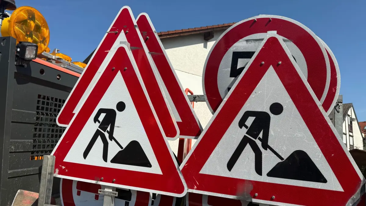 Baustelle: ARCHIV - 04.07.2025, Hessen, Hofheim: Mehrere Verkehrsschilder, die vor einer Baustelle warnen, stehen auf der Pritsche eines Transporters. (zu dpa: «Viele Sommerbaustellen auf Straßen und Schienen») Foto: Andrea Löbbecke/dpa +++ dpa-Bildfunk +++