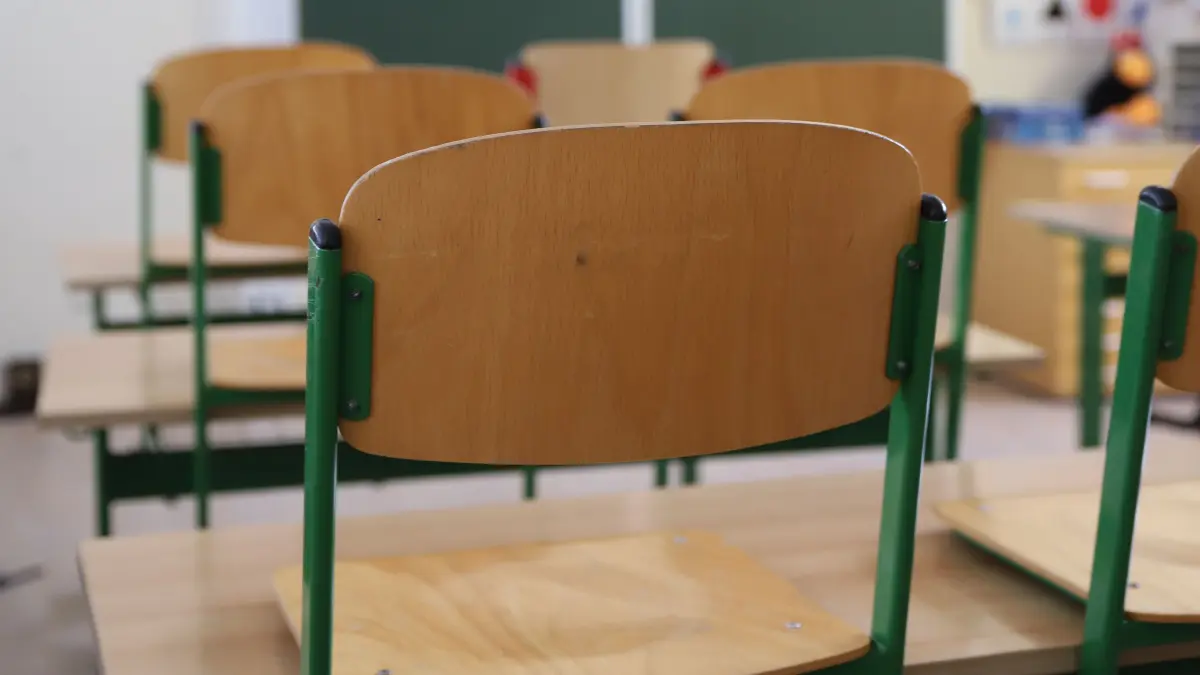 An einer Schule in Briesen soll ein Schüler andere Jugendliche und eine Sozialarbeiterin bedroht haben. Jetzt äußert sich die Staatsanwaltschaft. (Symbolbild)