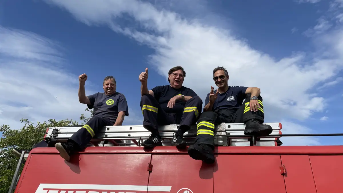 Die Görsdorfer und Premsdorfer Feuerwehrkameraden Frank und Harald Panzer sowie Nico Savaskan freuen sich auf das Dorffest in alter Tradition in Görsdorf (Tauche).