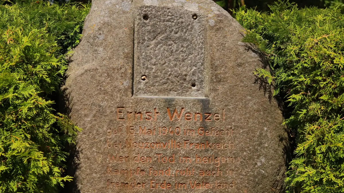 Da waren offenbar Profis am Werk: Das Relief eines Soldaten der Wehrmacht ist verschwunden. Die Polizei ermittelt zum Diebstahl auf dem Friedhof in Langewahl.