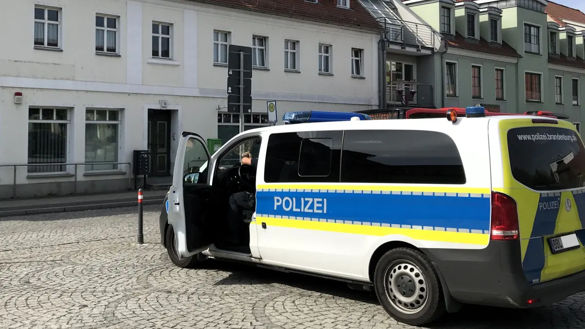 Müllrose. Markt. Ein Einsatzfahrzeug der Polizei steht am 16. Juni 2026 auf dem Marktplatz. Hier befindet sich die Wohnung, in der die mutmaßlichen Eltern des am Tag zuvor aufgefundenen toten Säuglings leben. Foto: Frank Groneberg
