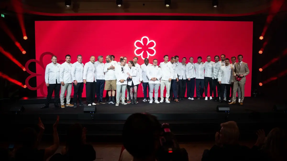 Guide-Michelin-Sterneverleihung 2026: 23.06.2026, Hessen, Frankfurt/M.: Alle ausgezeichneten 1-Sterne Köche und Restaurateure stehen für ein Gruppenfoto auf der Bühne. Mit den Guide-Michelin-Sternen werden jährlich die besten Restaurants Deutschlands ausgezeichnet. Foto: Hannes P. Albert/dpa +++ dpa-Bildfunk +++