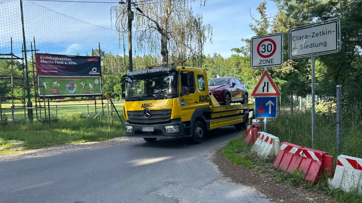 Enklave bei Eberswalde: Die Straße zwischen Lichterfelde nach Finowfurt, die beide Ortsteile der Gemeinde Schorfheide sind, führt an der Clara-Zetkin-Siedlung vorbei, die zur Kreisstadt des Barnims gehört.
