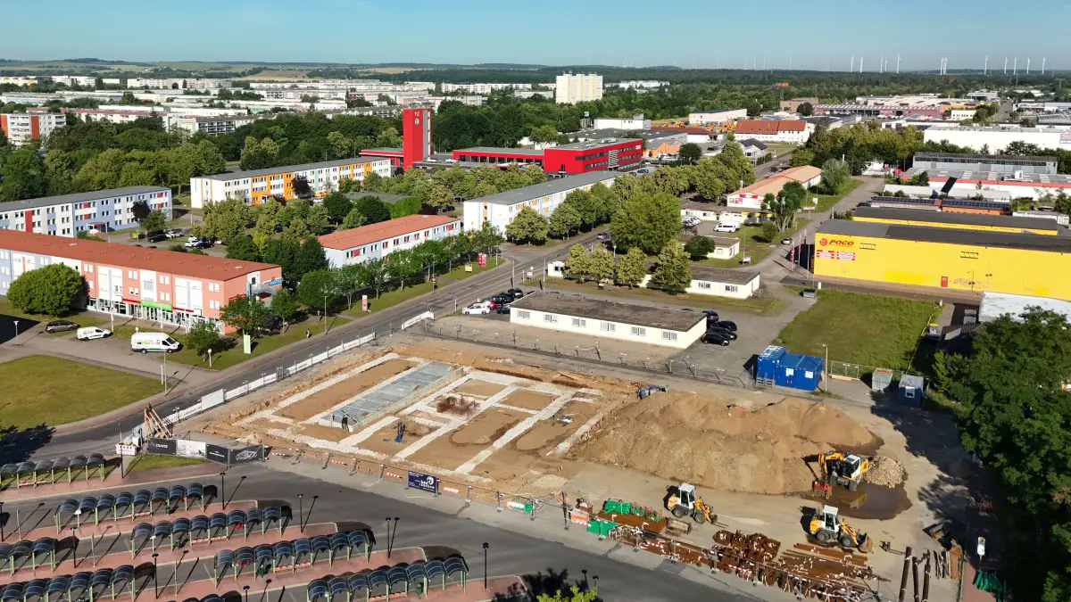 Camp: Schwedt, 24.6.2026: Blick auf das Gewerbegebiert Camp mit der Baustelle für das Travis
