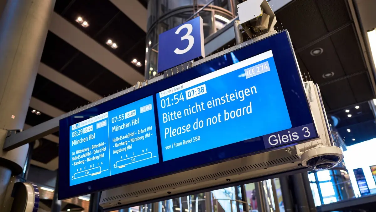 Nach dem bundesweiten Ausfall bei der Deutschen Bahn - Berlin: 24.06.2026, Berlin: Eine Informationsanzeige auf Gleis 3 des Berliner Hauptbahnhofs weist darauf hin, dass der ICE 274 aus Basel mit fast sechs Stunden Verspätung unterwegs ist.
Die Störung bei der Deutschen Bahn ist nach Unternehmensangaben behoben. Der Zugverkehr läuft wieder an, es wird aber zu Folgeverspätungen und kurzfristigen Fahrtausfällen kommen. Foto: Michael Ukas/dpa +++ dpa-Bildfunk +++