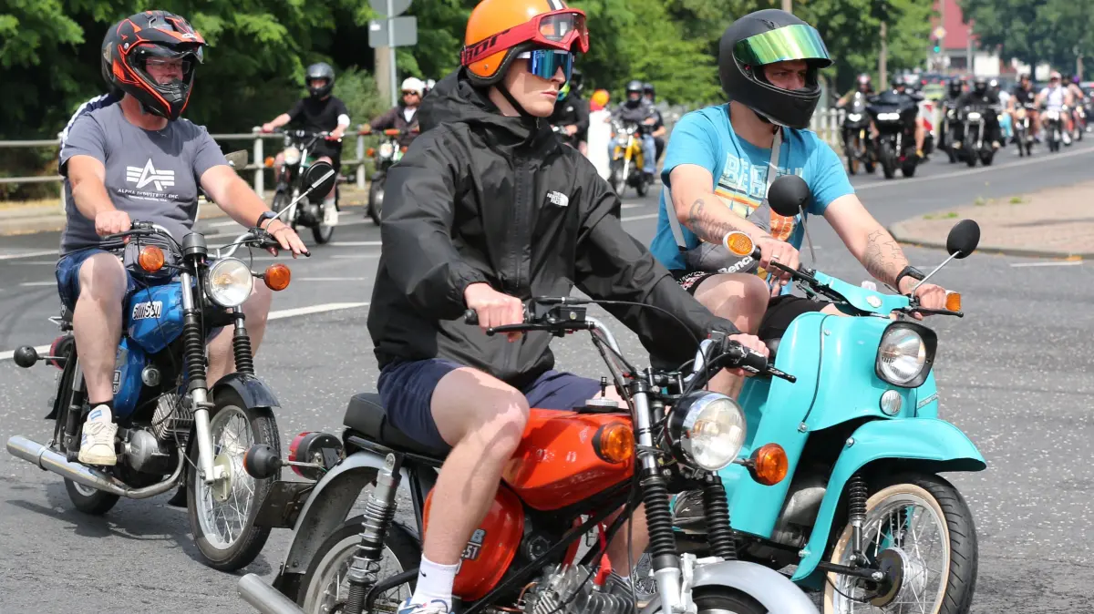 Die Simson-Fraktion: Sie sind jung und verehren alte Simson-Mopeds. Dieses Mal jedoch ist die Tour eine Mahn- und Gedenkfahrt. Das ist der Grund.