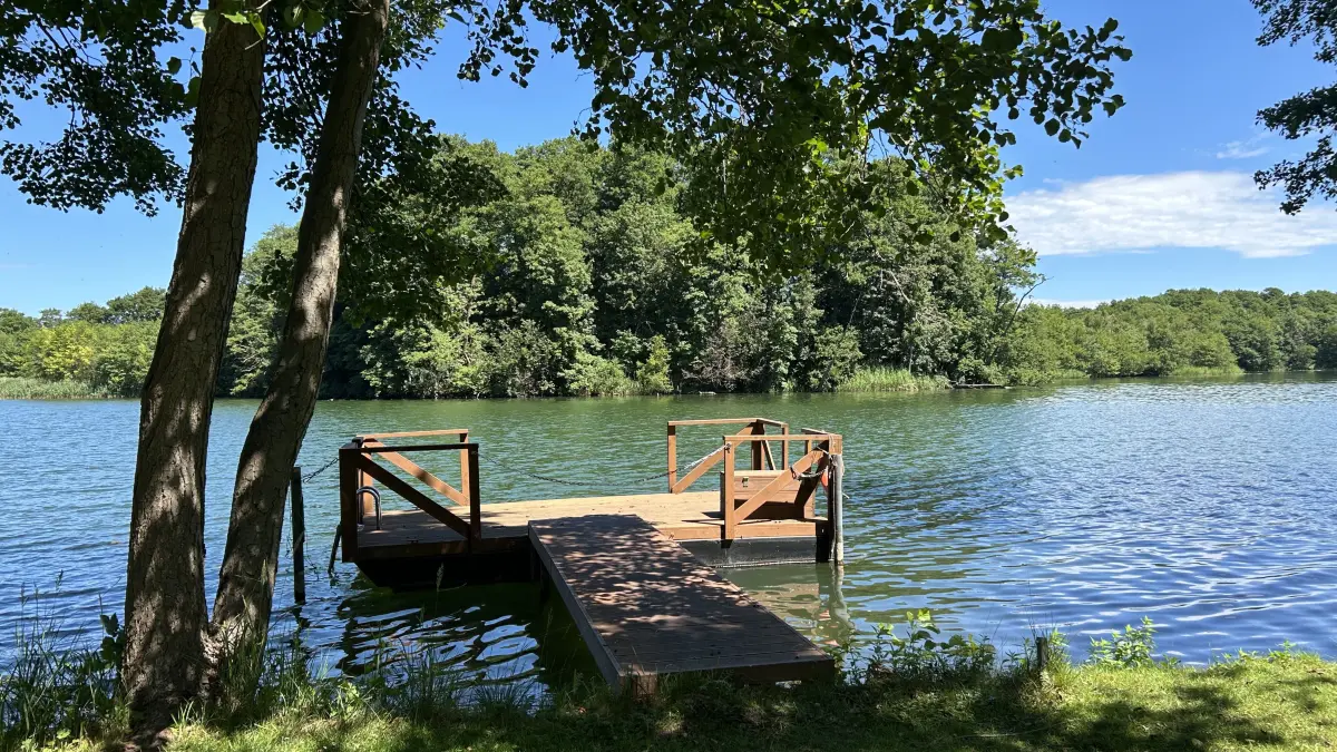 Nach dem Essen im Restaurant Bötz lohnt sich ein Blick auf den See hinter dem Seehotel Villago in Eggersdorf.