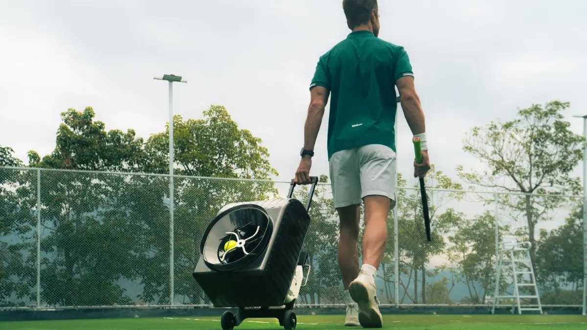 Pongbot Pace S Pro. Kein Leichtgewicht, aber dank Rollen gut zu transportieren.